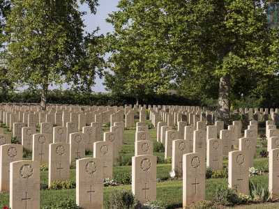 Le pietre sepolcrali sono poste in modo ordinato, quasi a ricordare il rigore militare che ha segnato la vita di questi soldati
